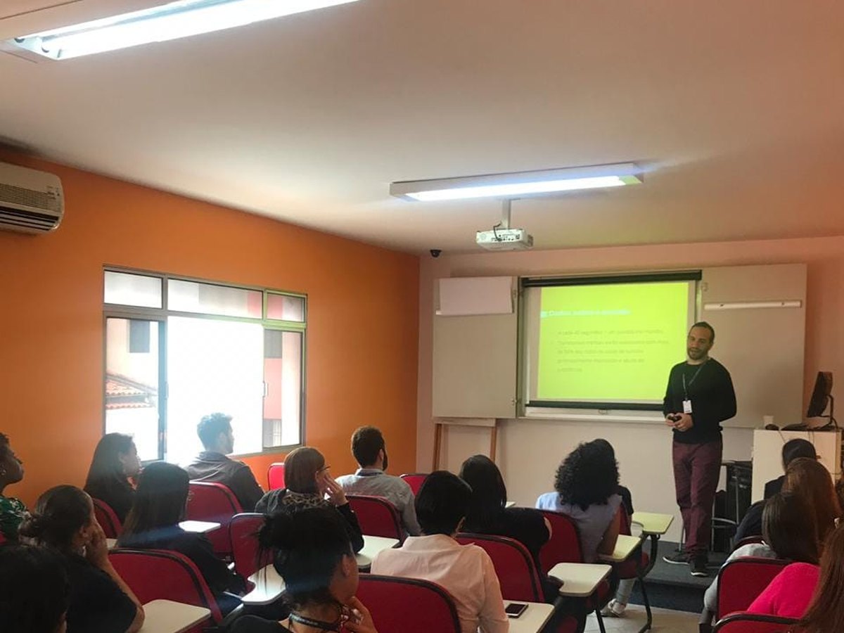 Turma durante palestra sobre saúde mental